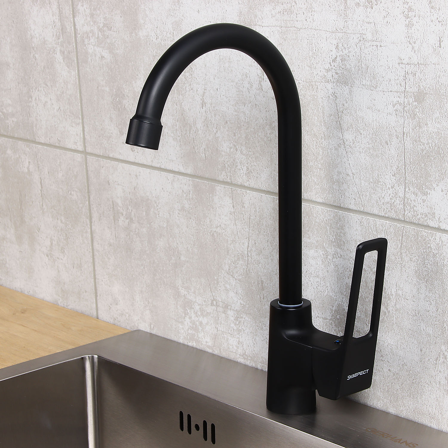 Смеситель для кухни Эверест B40-1546 высокий излив, черный *1/10 Смеситель для кухни Эверест B40-1546 высокий излив, черный *1/10